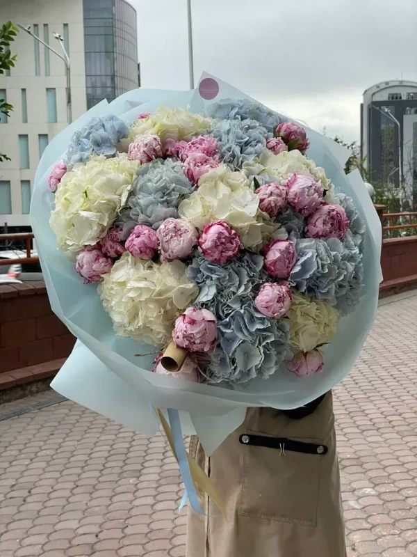 Воздушный букет гортензий и пионов
